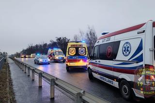 Zderzenie ciężarówki z karetką w pow. ryckim. Załoga pogotowia trafiła do szpitala