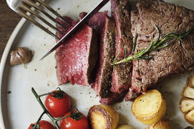 Dieta keto może zatykać tętnice. Kto powinien z niej zrezygnować?