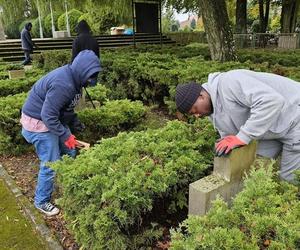 Żołnierze US Army sprzątają groby polskich żołnierzy 