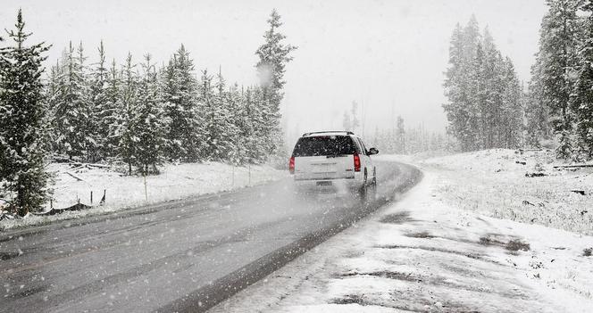 GDDKiA ostrzega: złe warunki na drogach! Śnieg, mżawka i śliskie drogi utrudniają jazdę kierowcom
