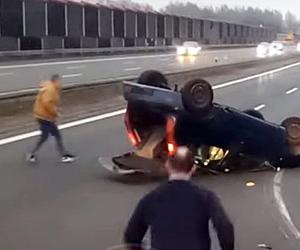 Dachowanie na autostradzie A4. Kobieta wymusiła pierwszeństwo