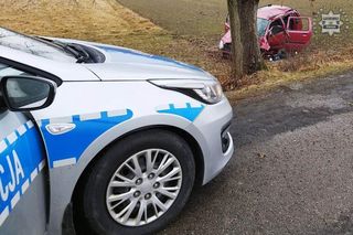 Stracił panowanie nad autem i dachował! Pijany kierowca naraził dzieci na śmiertelne niebezpieczeństwo [ZDJĘCIA]