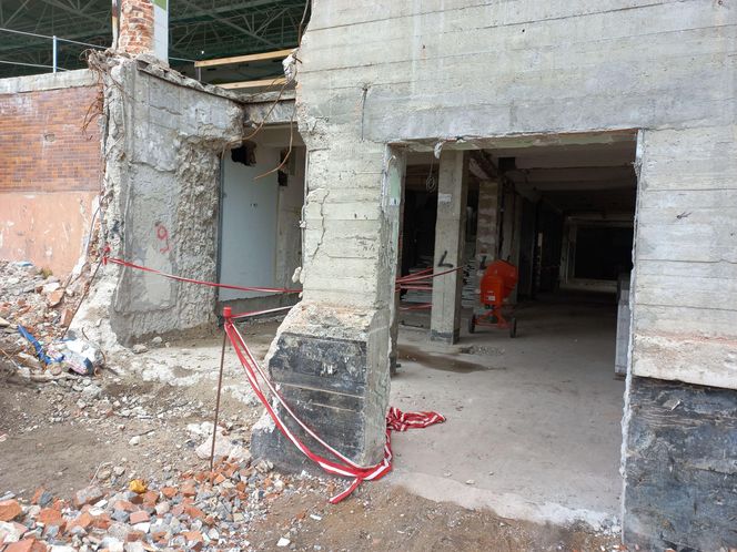 Wielki dźwig stanął przy pływalni "Akwawit" w Lesznie. Rusza ostatni etap rozbiórki 