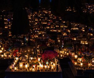 Tysiące zniczy rozświetliło polskie cmentarze. Niezwykły widok po zmroku