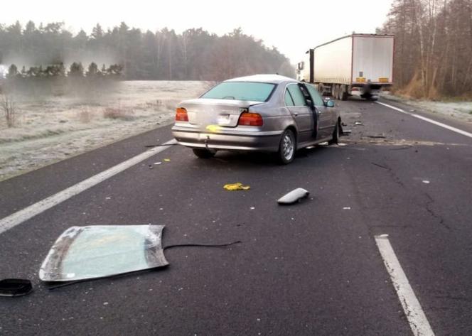 Wypadek teraz w Płocku. 20-latek z bmw uderzył w ciężarówkę!