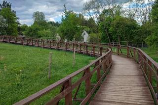 Drewniana ścieżka widokowa w Mielniku. Widok z Góry Rowskiej zapiera dech w piersiach! [ZDJĘCIA]