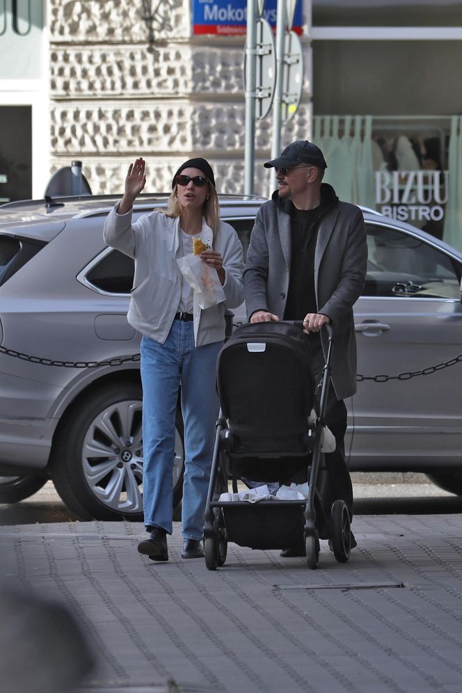 Krzysztof Ibisz z rodziną na spacerze