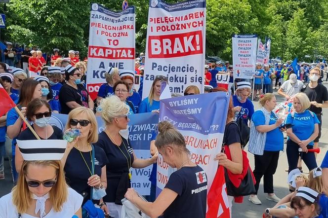 Protest pielęgniarek przed Sejmem. O co chodzi?