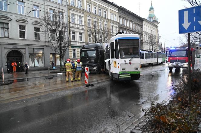 Ciężarówka zderzyła się z tramwajem