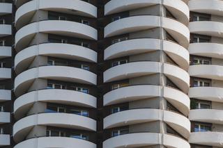 7 najpiękniejszych bloków z PRL-u w Polsce - zobacz zdjęcia budynków, które walczą ze stereotypem wielkiej płyty