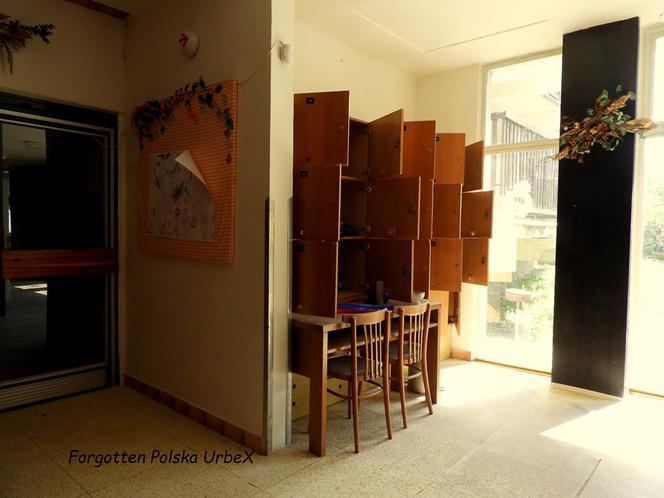 Lalka "śpiąca" w łóżku i urządzenia rehabilitacyjne. Co znajduje się w opuszczonym sanatorium przy polskiej granicy? [ZDJĘCIA]