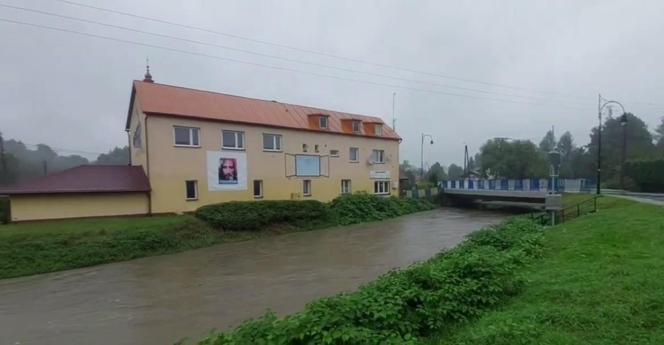 Zagrożenie powodziowe w Śląskiem. Zalane drogi, lokalne podtopienia w całym regionie