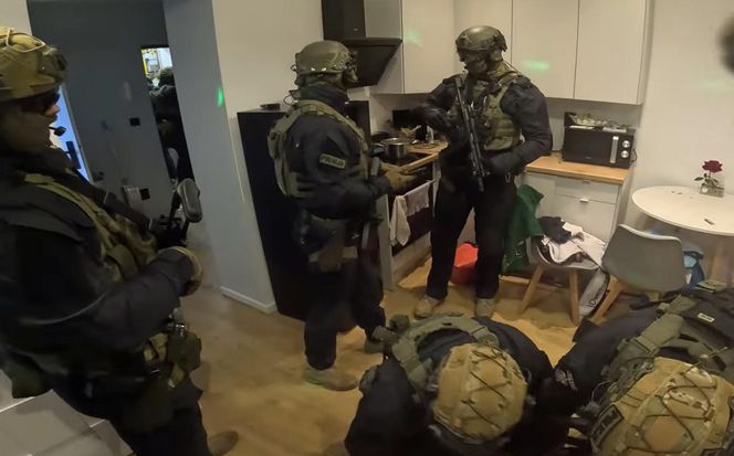 Strzelanina w Bydgoszczy, mężczyzna z raną brzucha. Policjanci weszli do sprawcy o 6.15! Jest NAGRANIE