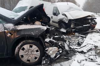 Kierowcy zapomnieli jak się jeździ?! Wysyp kolizji i wypadków w Warszawie bo… spadł śnieg