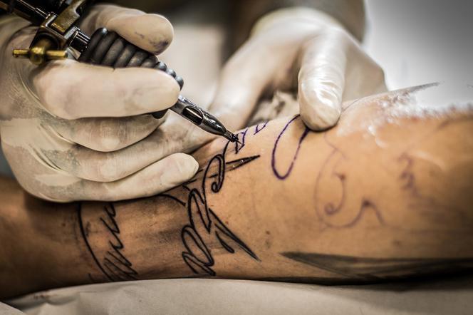 Studia tatuażu zostaną otwarte na samym końcu? Dramatyczny apel całej branży i petycja do premiera