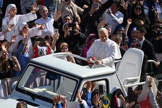 Papież przejechał papamobile wśród wiernych przed inauguracją
