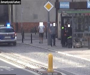 Kobieta leżała na chodniku w centrum Poznania. Pomogli jej strażnicy miejscy