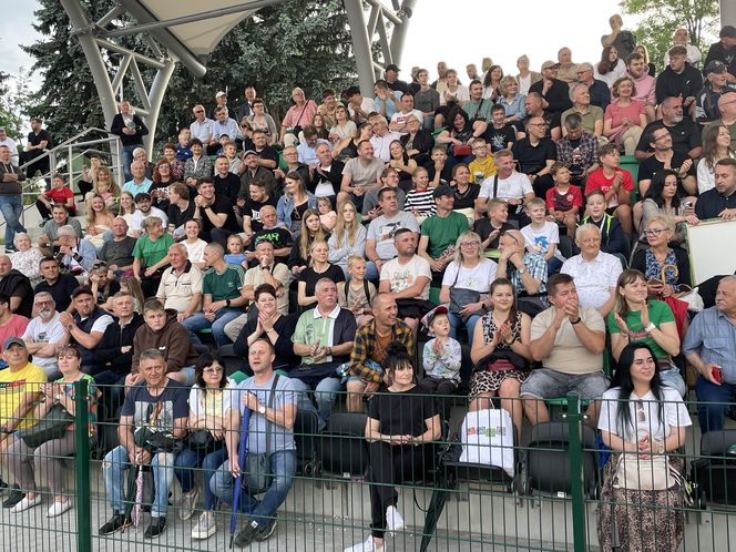 Kibice na otwarciu stadionu w Starachowicach
