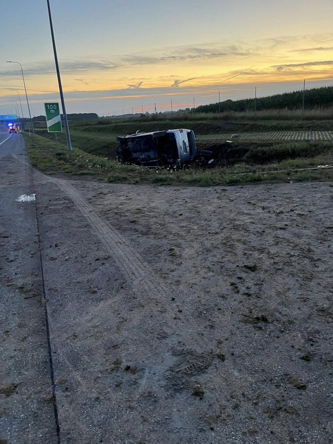 Poważny wypadek pod Łomżą. Bus wypadł z drogi. Wielu poszkodowanych