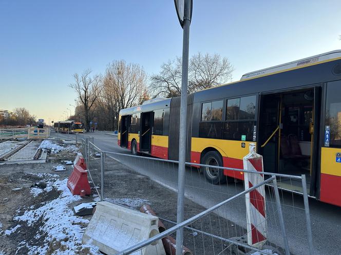 Koszmarny wypadek w Warszawie. Autobus miejski potrącił 12-latkę. Dziewczynka trafiła do szpitala