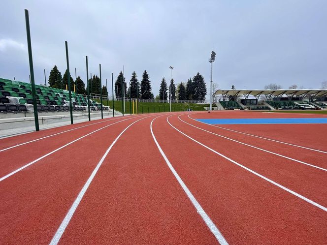 Ostatnie dni remontu stadionu w Starachowicach. Na bieżni pojwiły się tory