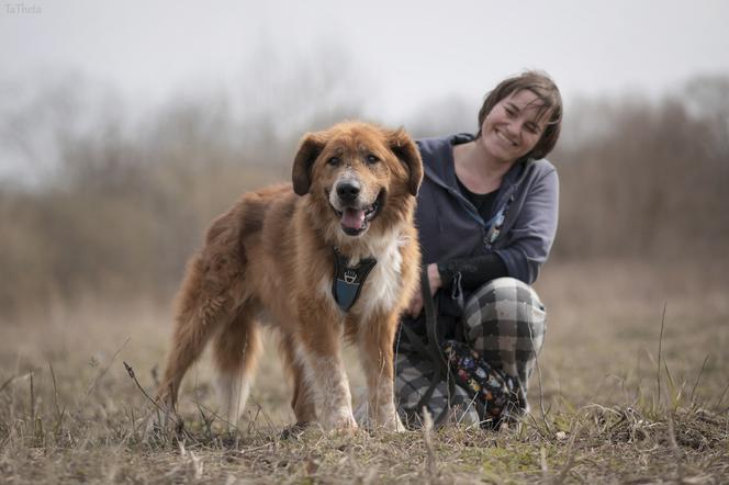 Wolontariuszka Olga Szafranow z psem Rufusem
