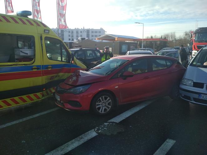 Karambol w Olsztynie z udziałem karetki i taksówki