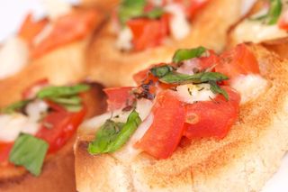 Bruschetta z pomidorem i mozarellą - dobry przepis na bruchettę