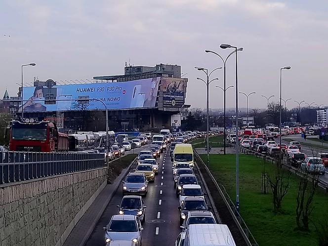 Kraków: Poważny wypadek na rondzie Grunwaldzkim. Karetka zderzyła się z autobusem