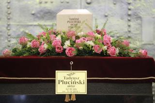 Świecki pogrzeb Tadeusza Plucińskiego. Bliscy i przyjaciele żegnają aktora [ZDJĘCIA i WIDEO]