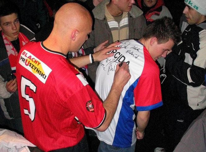 Prezentacja składu drużyny Górnika Zabrze. Tak było w Multikinie w Zabrzu w 2006 roku