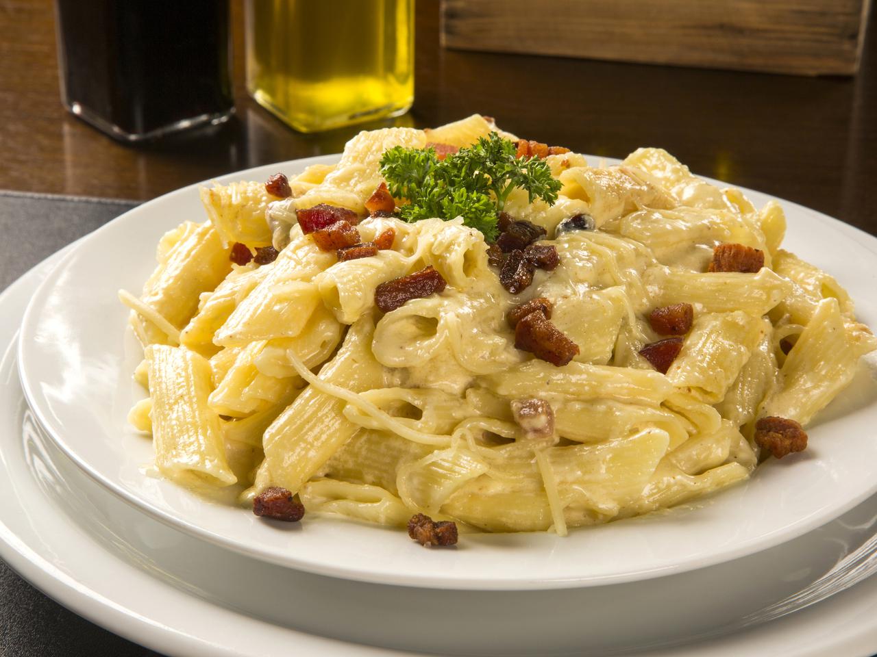 Penne z ziołami włoskimi i parmezanem: przepis na danie na ciepło