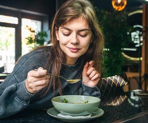 Niepozorne nawyki przy stole, które mogą szkodzić. To nie tylko jedzenie przed telewizorem