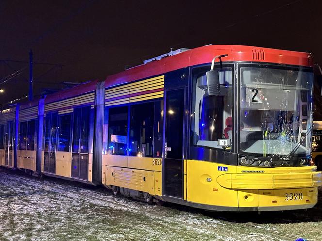 Szesnastolatek ciągnięty przez tramwaj. Chwilę wcześniej przechodził na czerwonym świetle. Cudem uniknął śmiercit