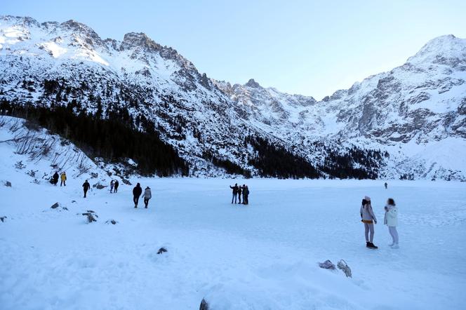 "Selekcja naturalna". Internauci bezlitośni dla ludzi, którzy wchodzą na  na Morskie Oko w czasie odwilży