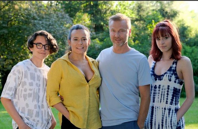 M jak miłość. Magda (Anna Mucha), Andrzej Budzyński (Krystian Wieczorek), Maciek (Franciszek Przanowski), Ania (Gabriela Świerczyńska)