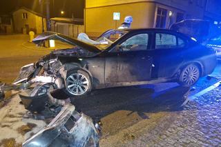 BMW wbiło się w budynek w Barwicach
