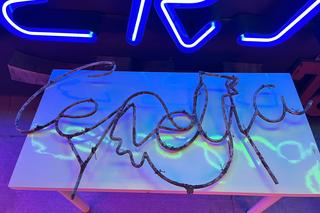 Odnalezione neony w Pawilonie Cepelii - zdjęcia. Trafią do Muzeum Neonów w Warszawie