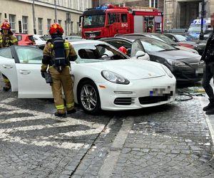 Porsche Panamera w ogniu! Pożar luksusowego auta w centrum Warszawy