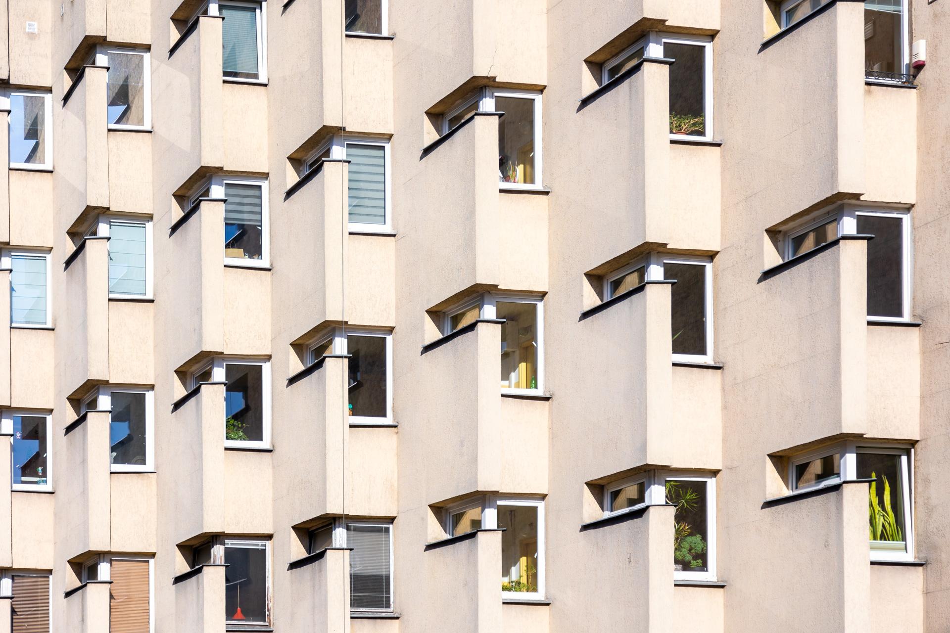 Blok PRL na ul. Koziej 9 - zobacz budynek, który z zmienia się wraz z punktem widzenia