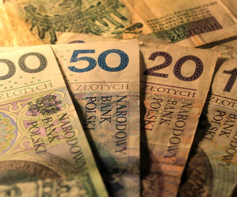 Banknoty polskie o nominałach 10, 20, 50 i 100 złotych, ułożone w wachlarz, symbolizujące rosnące wynagrodzenia i dane GUS. O tendencjach płacowych i zatrudnieniu w Polsce przeczytasz na Super Biznes.