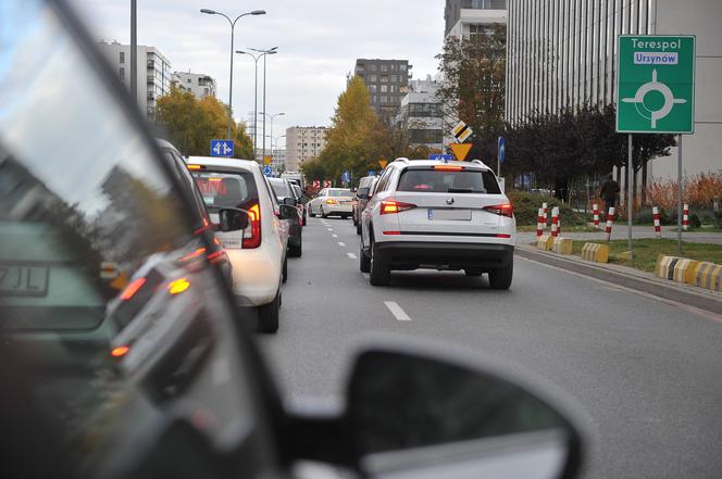 8 kilometrów w 48 minut. Tyle zajęło nam wyjechanie z Mokotowa