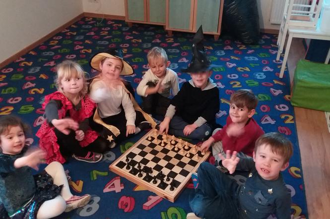 Młodzi szachiści z Dąbrowy