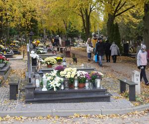 Tłumy na cmentarzu przy ul. Poprzecznej. Olsztynianie odwiedzają groby bliskich [ZDJĘCIA]