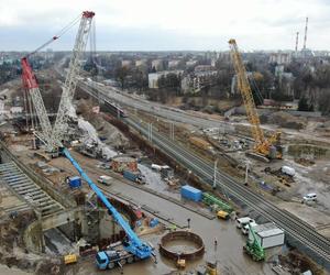 650-tonowa maszyna TBM do drążenia tuneli w Łodzi jest przenoszona w inne miejsce. Zdjęcia z budowy