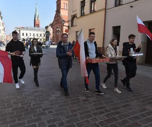 Rolnicy strajkowali częstując tym, co mają najlepsze! Mieszkańcy byli w szoku