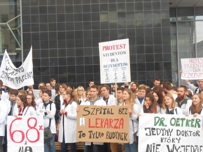 Białe kitle wypełniły Katowicki Rynek. Studenci ŚUM-u wsparli protest rezydentów [ZDJĘCIA, AUDIO]