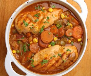 Soczyste bitki z kurczaka w sosie z marchewką i groszkiem - prosto i pysznie