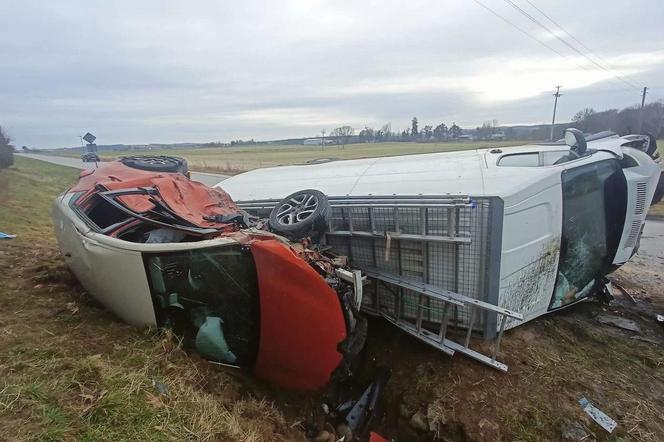 Bus zderzył się z osobówką na skrzyżowaniu w pow. krasnostawskim