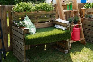 Meble ogrodowe z palet – łatwy i ekologiczny sposób na urządzenie strefy wypoczynku w ogrodzie i na tarasie